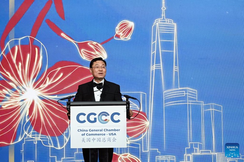 Balozi wa China nchini Marekani Xie Feng akishiriki na kutoa hotuba kwenye shughuli za maadhimisho ya miaka 20 ya Shirikisho Kuu la Biashara la China nchini Marekani huko New York, tarehe 11, Februari, 2025. (Xinhua/Li Rui)
