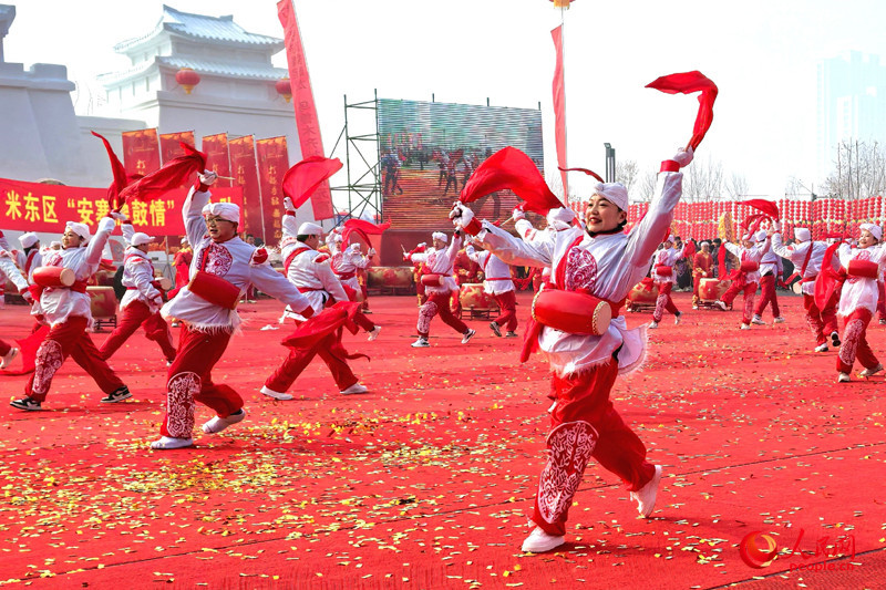 Picha ikionyesha maonyesho ya michezo ya sanaa ya shughuli ya Shehuo ya Sikukuu ya Taa ya Jadi ya China huko Urumqi, China. （Picha na Hanting/People’s Daily Online）