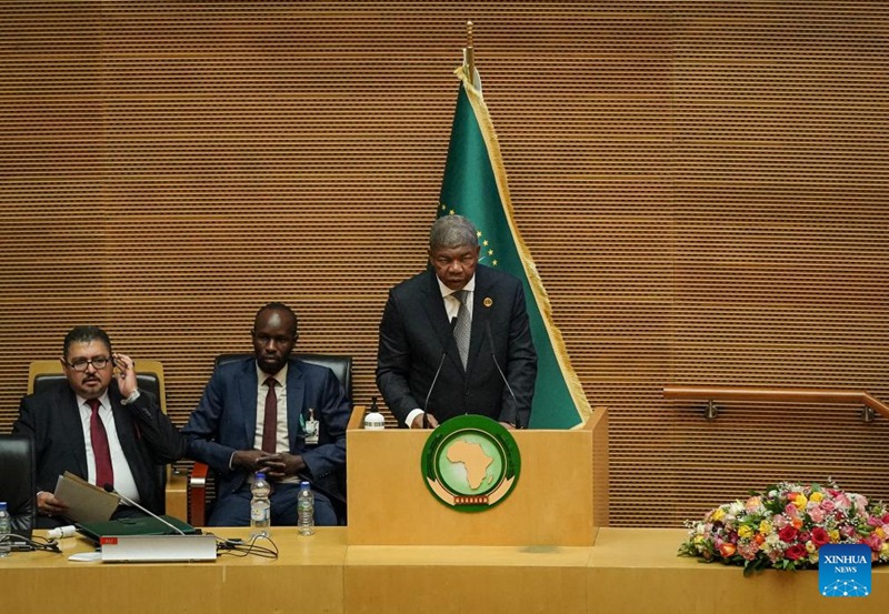 Rais wa Angola Joao Lourenco akizungumza katika hotuba yake  kwenye ufunguzi wa Mkutano wa 38 wa Kawaida wa Viongozi Wakuu wa Nchi na Serikali wa Umoja wa Afrika (AU) mjini Addis Ababa, Ethiopia, Februari 15, 2025. (Xinhua/Han Xu)