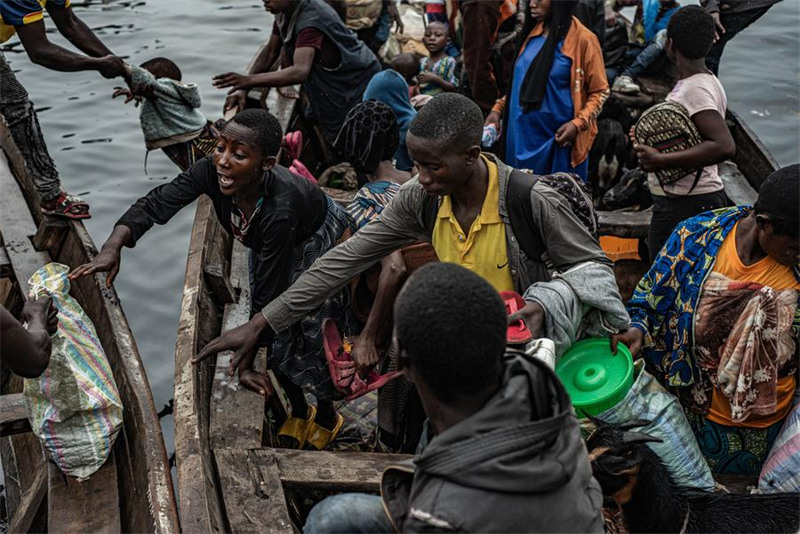 Watu waliolazimika kukimbia makazi yao wakiwasili kwa boti kwenye bandari ya Nzulo, karibu na Goma, Jimbo la Kivu Kaskazini, mashariki mwa Jamhuri ya Kidemokrasia ya Kongo (DRC), Januari 23, 2025. (Picha na Zanem Nety Zaidi/Xinhua)