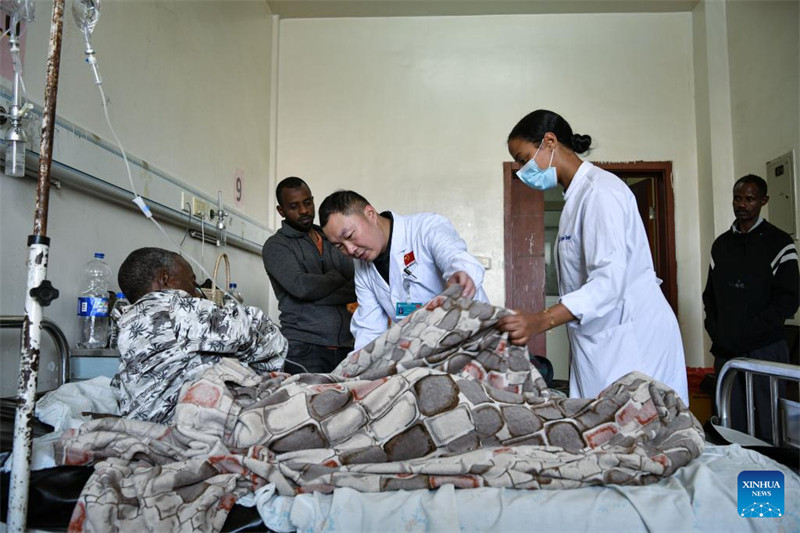 Daktari wa China Li Hao, daktari wa kundi la 25 la timu ya madaktari wa China nchini Ethiopia, akichunguza upataji nafuu wa mgonjwa baada ya upasuaji akiwa na wahudumu wa afya wenyeji katika wodi ya Hospitali Kuu ya Beijing Tirunesh mjini Addis Ababa, Ethiopia, Februari 14, 2025. (Xinhua/Han Xu)