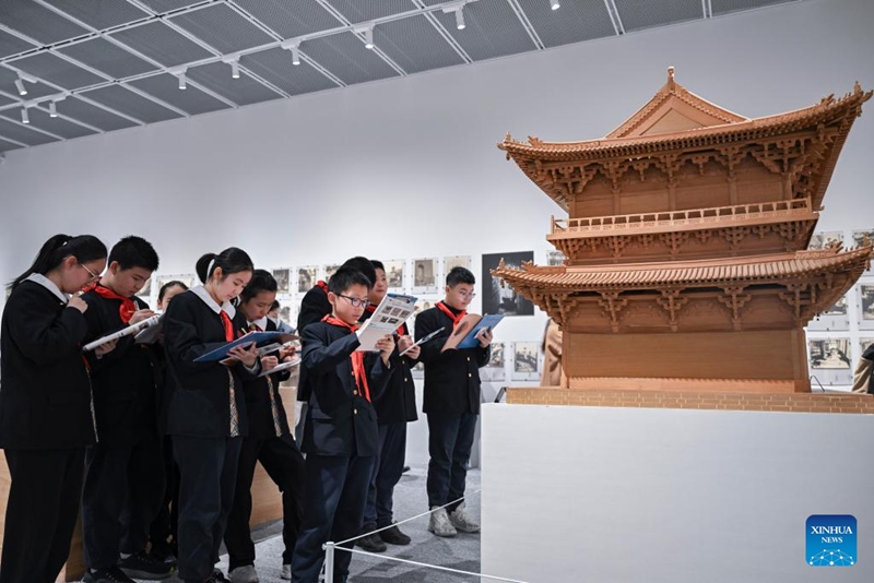 Wanafunzi wa shule ya sekondari wakijifunza kuhusu ujuzi wa ujenzi wa majengo ya kale ya China kwenye jumba la makumbusho ya uchoraji wa picha mjini Shanghai, Mashariki mwa China, Februari 17, 2025. (Picha na Chen Haoming/Xinhua)