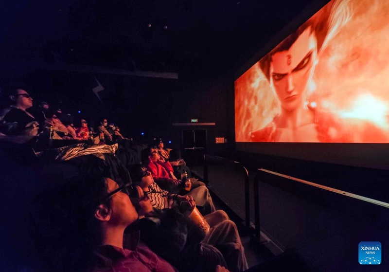 Watu wakitazama filamu ya “Ne Zha 2” kwa muundo wa 4D kwenye ukumbi wa sinema mjini Beijing, Februari 16, 2025. (Xinhua/Chen Yehua)