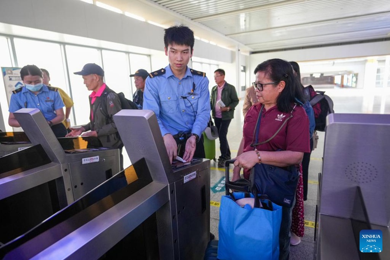 Kundi la kwanza la watalii ya nchi za ASEAN waingia bila visa katika Xishuangbanna, China