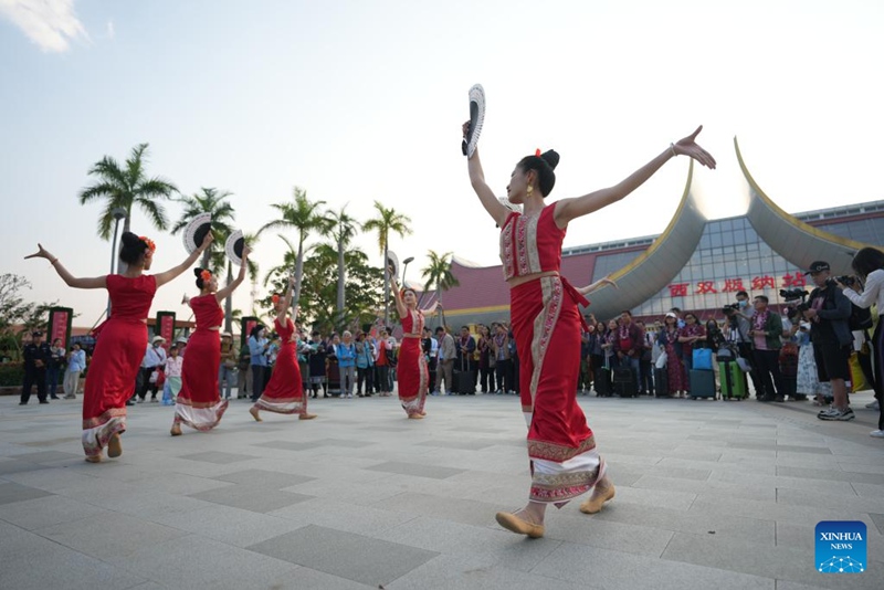 Kundi la kwanza la watalii ya nchi za ASEAN waingia bila visa katika Xishuangbanna, China