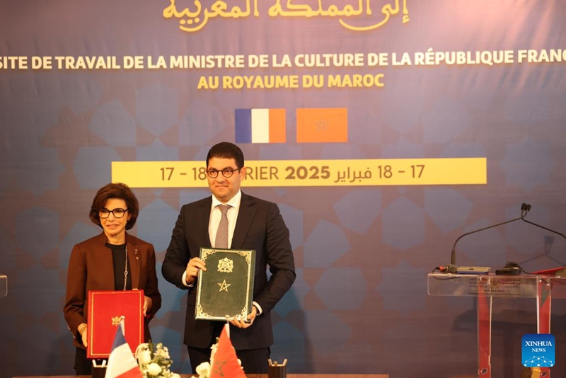 Waziri wa Vijana, Utamaduni na Mawasiliano wa Morocco Mohamed Mehdi Bensaid (Kulia) na Waziri wa Utamaduni wa Ufaransa Rachida Dati wakihudhuria hafla ya kutia saini makubaliano ya kitamaduni kati ya Morocco na Ufaransa mjini Rabat, Morocco, Februari 18, 2025. (Xinhua/Huo Jing)