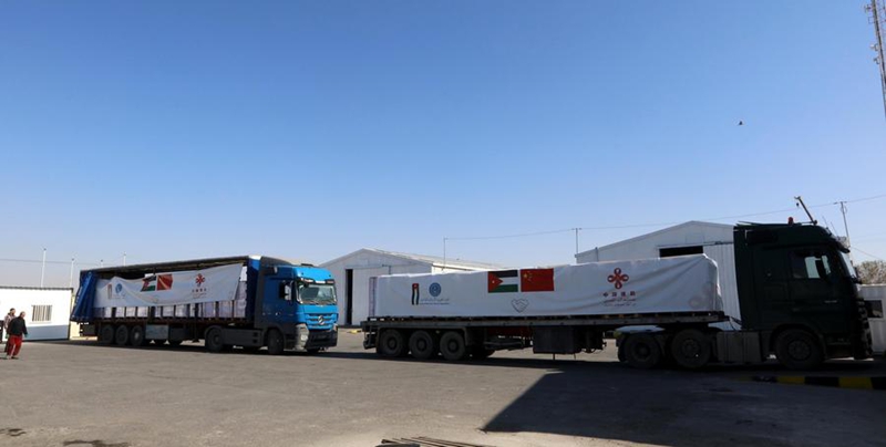 Malori yaliyopakiwa vitu vya msaada wa China yakijiandaa kuondoka kwenye ghala la Shirika la Hisani la Hashemite la Jordan  huko Zarqa, Jordan, Februari 18, 2025. (Picha na Mohammad Abu Ghosh/Xinhua)
