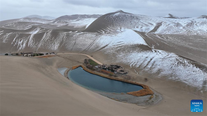 Picha hii iliyopigwa kwa droni ikionyesha eneo lenye vivutio vya utalii vya Mlima Mingsha na Chemchemi ya Upinde huko Dunhuang, Mkoa wa Gansu, kaskazini-magharibi mwa China, Novemba 23, 2024.  (Picha na Zhang Xiaoliang/Xinhua)