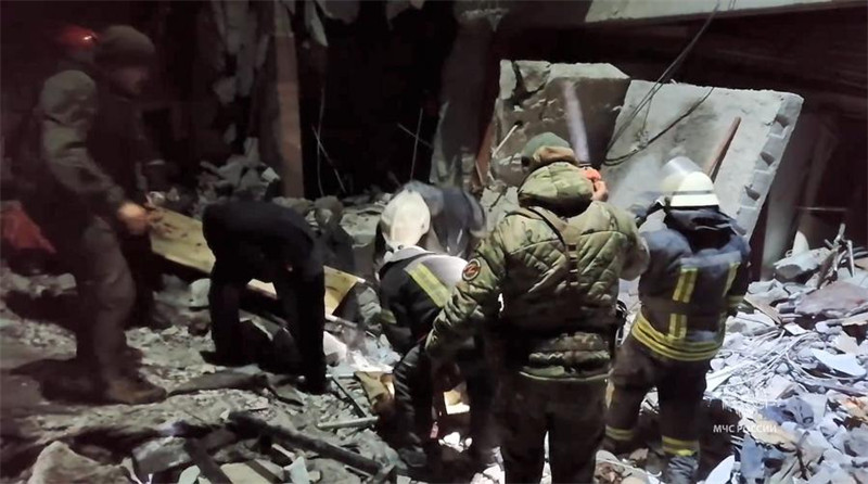 Picha ya skrini ya video iliyotolewa na Wizara ya Hali ya Dharura ya Russia ikionyesha waokoaji wakifanya kazi kwenye eneo lililoshambuliwa kwa makombora katika Mji wa Lysychansk katika Mkoa wa Lugansk, Februari 3, 2024. (Xinhua)