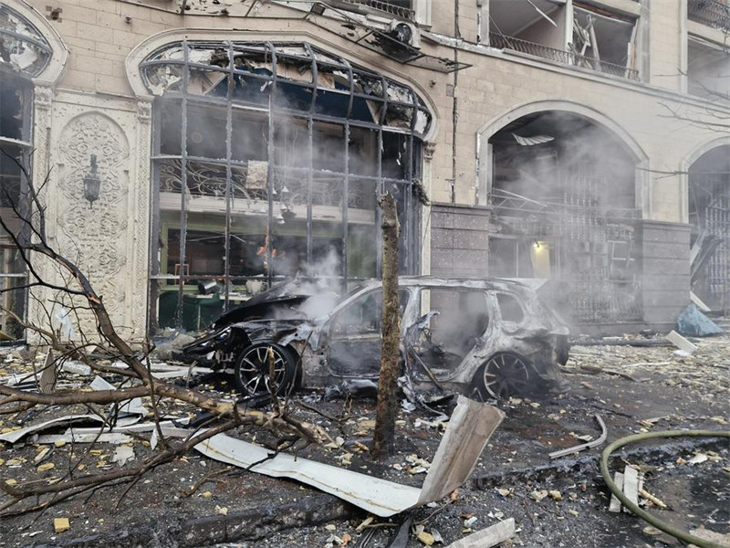 Picha hii iliyopigwa Desemba 20, 2024 ikionyesha uharibifu uliosababishwa na shambulizi la kombora na droni la Russia mjini Kiev, Ukraine. (Picha na Roman Petushkov/Xinhua)