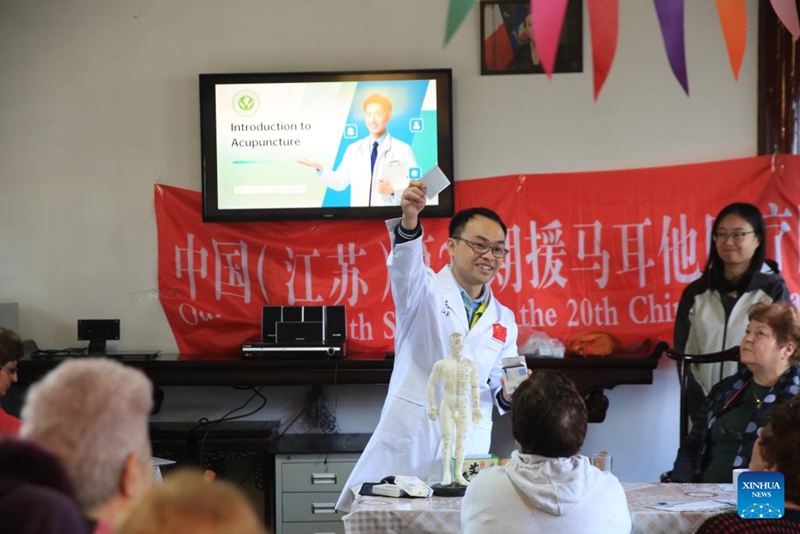 Yang Libai (katikati), kiongozi wa timu ya 20 ya madaktari wa China nchini Malta, akitoa mhadhara kuhusu matibabu ya kijadi ya China mjini Santa Lucija, kusini mwa Malta, Februari 19, 2025. (Xinhua/Chen Wenxian)
