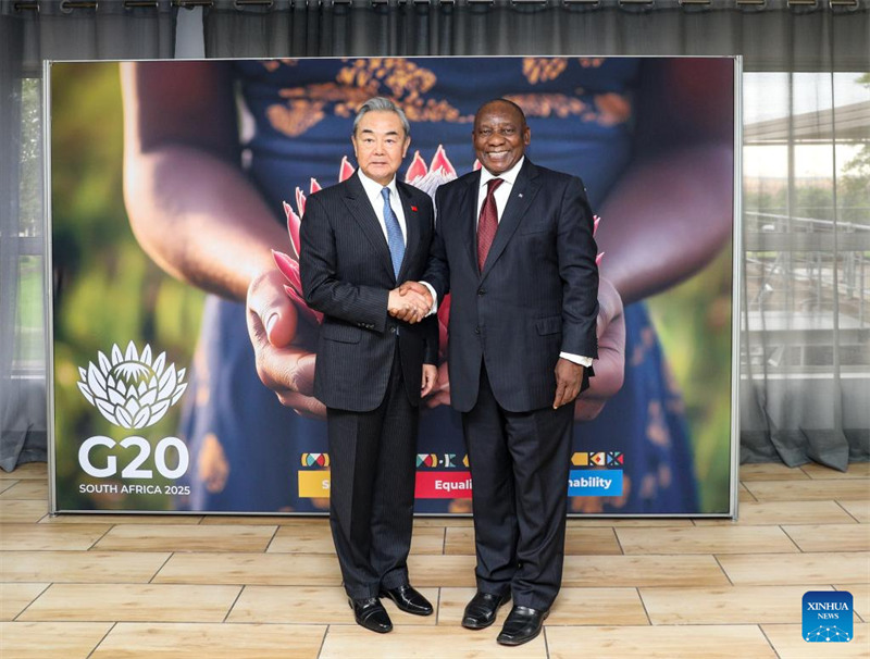 Rais wa Afrika Kusini Cyril Ramaphosa (Kulia) akikutana na Waziri wa Mambo ya Nje wa China Wang Yi, ambaye pia ni mjumbe wa Ofisi ya Siasa ya Kamati Kuu ya Chama cha Kikomunisti cha China (CPC), katika wakati wa kufanyika Mkutano wa Mawaziri wa Mambo ya Nje wa Kundi la 20 (G20) mjini Johannesburg, Afrika Kusini, Februari 20, 2025. (Xinhua/Zhang Yudong)