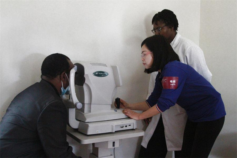 Daktari wa China akimpima mgonjwa kwenye hospitali mjini Harare, Zimbabwe, Februari 19, 2025. (Xinhua/Tafara Mugwara)