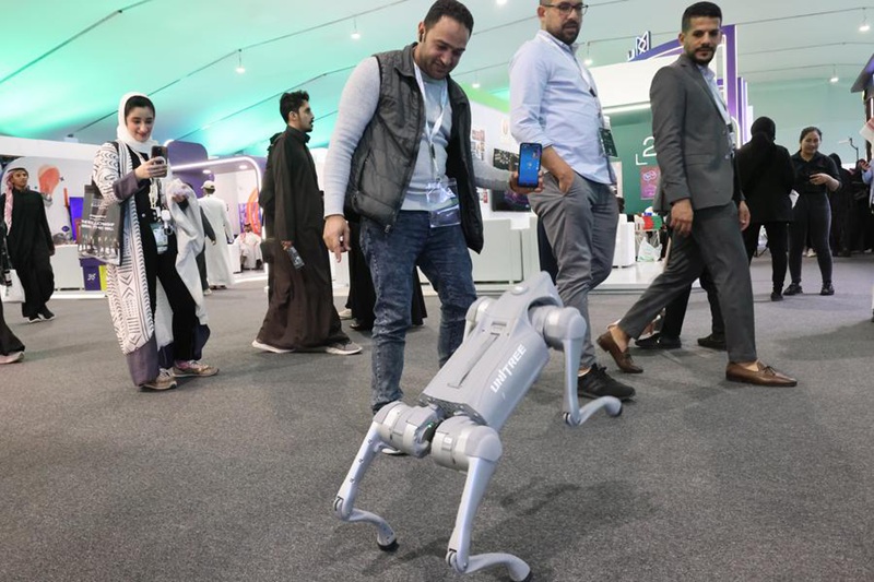 Watu wakitazama burudani ya roboti ya muundo wa mbwa iliyozalishwa na kampuni ya China, Unitree Robotics, kwenye Maonesho ya Mustakabali wa Vyombo vya Habari mjini Riyadh, Saudi Arabia, Februari 20, 2025. (Xinhua/Yin Ke)