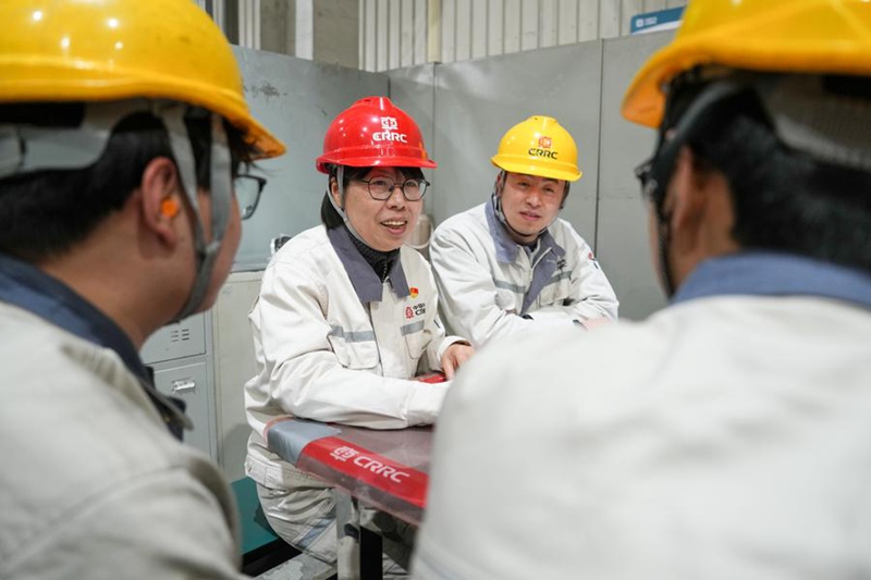 Sun Jingnan (wa pili kushoto) akizungumza na wafanyakazi wenzake katika karakana ya CRRC Tawi la Nanjing Puzhen, Mkoa wa Jiangsu wa China, mashariki, Februari 20, 2025. (Xinhua/Li Bo)