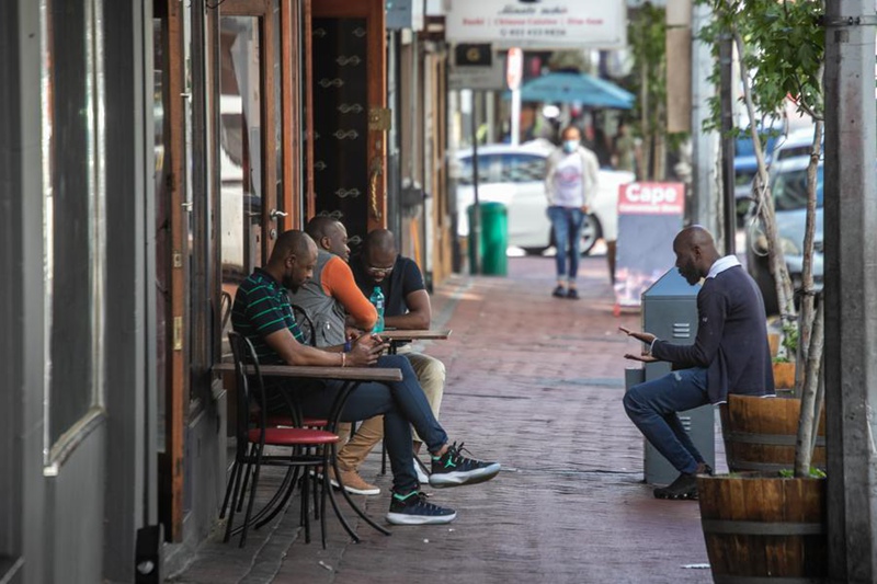 Watu wakionekana kwenye mtaa wa kibiashara mjini Cape Town, Afrika Kusini, Novemba 28, 2021. (Xinhua/Lyu Tianran)