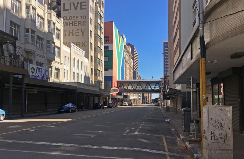 Picha ikionyesha mtaa usio na watu mjini Johannesburg, Afrika Kusini, Aprili 17, 2020. (Picha na Zodidi Mhlana/Xinhua)