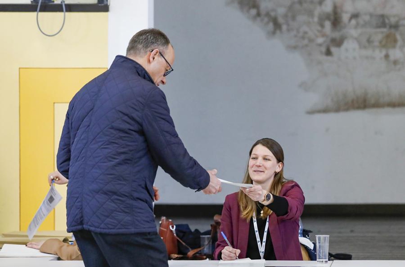 Friedrich Merz, mwenyekiti wa chama cha Christian Democratic Union (CDU) cha Ujerumani, akipiga kura kwenye kituo cha kupigia kura mjini Arnsberg, Ujerumani, Februari 23, 2025. (Xinhua/Zhang Fan)