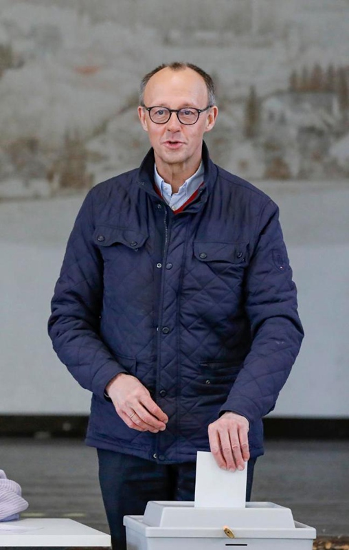 Friedrich Merz, mwenyekiti wa chama cha Christian Democratic Union (CDU) cha Ujerumani, akipiga kura kwenye kituo cha kupigia kura mjini Arnsberg, Ujerumani, Februari 23, 2025. (Xinhua/Zhang Fan)