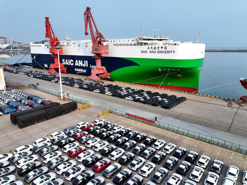 Picha ikionyesha magari ya abiria yanayosubiria kusafirishwa katika bandari mjini Lianyungang, Mkoani Jiangsu, Mashariki mwa China, Februari 21, 2025. (Picha na Wang Chun/Xinhua)
