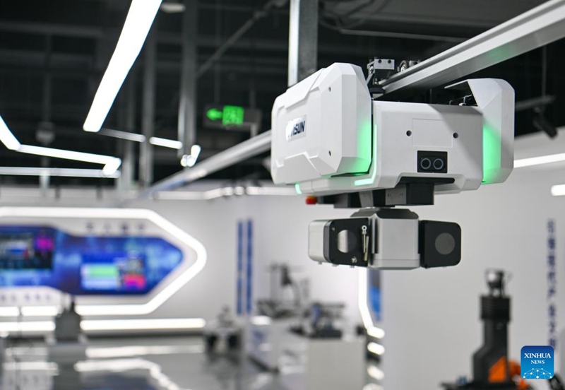 Picha hii iliyopigwa mjini Tianjian Februari 20, 2025 ikionyesha roboti fuatiliaji kwenye Kampuni ya Teknolojia ya AI ya Tianjin SIASUN katika Mji wa Kiteknolijia Zhongguancun wa Beijing-Tianjin ulioko Tianjin. (Xinhua/Sun Fanyue)