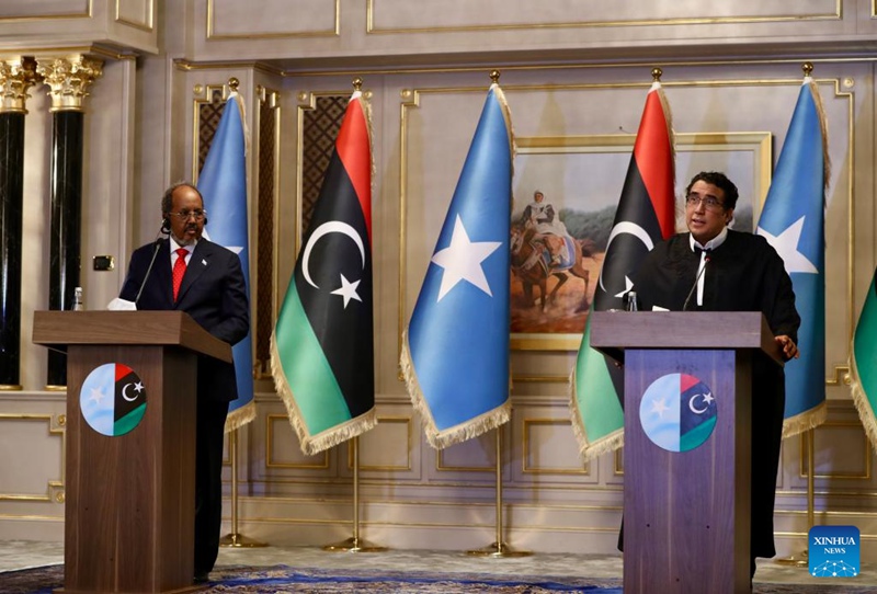 Mwenyekiti wa Kamati ya Urais ya Libya Mohamed Menfi (Kulia) na Rais wa Somalia Hassan Sheikh Mohamud wakihudhuria mkutano na waandishi wa habari mjini Tripoli, Libya, Februari 24, 2025. (Picha na Hamza Turkia/Xinhua)