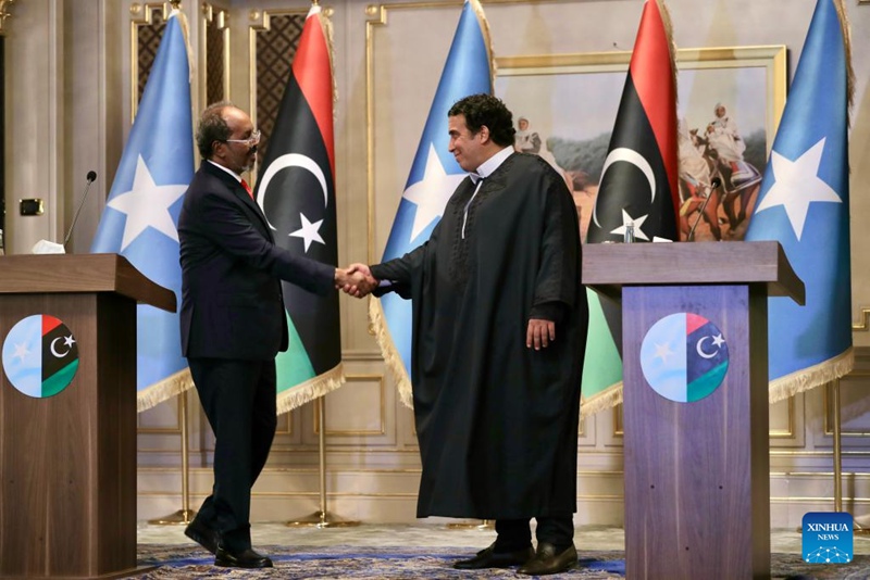 Mwenyekiti wa Kamati ya Urais ya Libya Mohamed Menfi (Kulia) na Rais wa Somalia Hassan Sheikh Mohamud wakipeana mikono kwenye mkutano na waandishi wa habari mjini Tripoli, Libya, Februari 24, 2025. (Picha na Hamza Turkia/Xinhua)