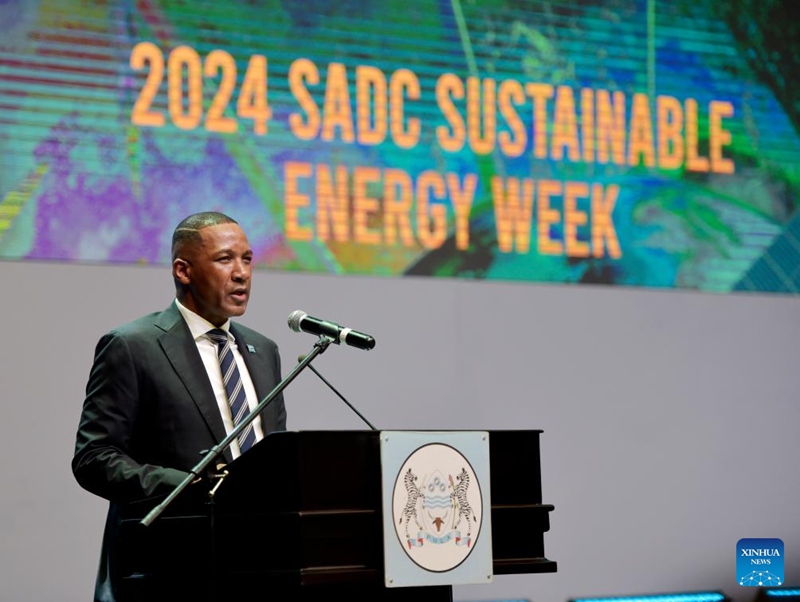 Rais wa Botswana Duma Boko akihutubia ufunguzi wa Wiki ya Nishati Endelevu ya Jumuiya ya Maendeleo Kusini mwa Afrika (SADC) mjini Gaborone, Botswana, Februari 24, 2025. (Picha na Tshekiso Tebalo/Xinhua)
