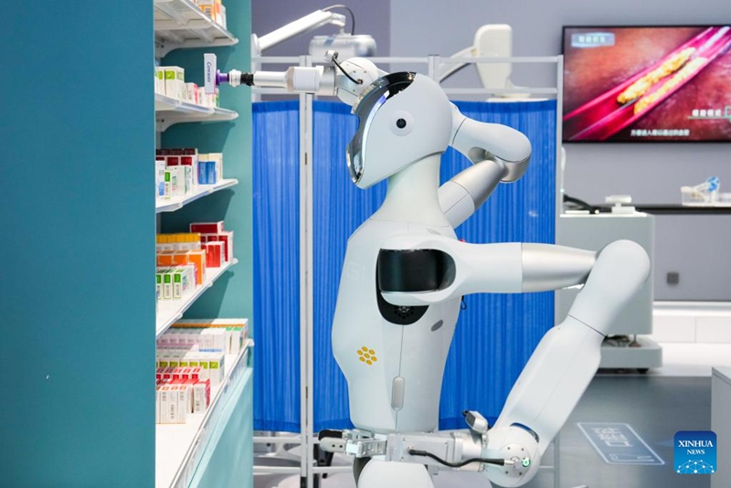 Roboti kutoka kampuni ya Galbot ikifanya kazi katika mazingira yasiyo na muhudumu kwenye “Duinia ya Roboti ya Beijing” katika mji mkuu Beijing wa China, Februari 24, 2025. (Xinhua/Ju Huanzong)