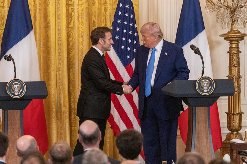 Rais Donald Trump wa Marekani (kulia) akipeana mkono na Rais Emmanuel Macron wa Ufaransa kwenye mkutano wa pamoja na waandishi wa habari katika Ikulu ya White House mjini Washington, D.C., Marekani, Februari 24, 2025. (Xinhua/Hu Yousong)