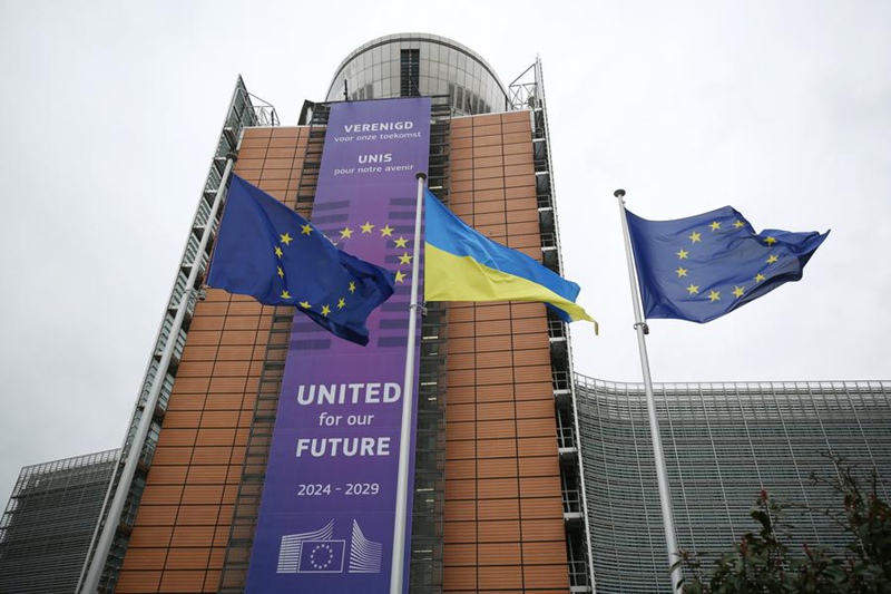 Bendera za Umoja wa Ulaya (EU) na Ukraine zikipepea katika makao makuu ya Umoja wa Ulaya mjini Brussels, Ubelgiji, Februari 24, 2025. (Xinhua/Zhao Dingzhe)