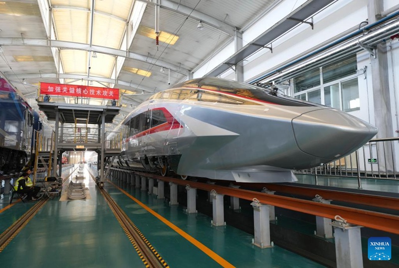 Picha hii ikionyesha treni ya mwendokasi ya mfano ya CR450 ikifanyiwa majaribio mjini Beijing, mji mkuu wa China, Februari 25, 2025. (Xinhua/Xing Guangli)