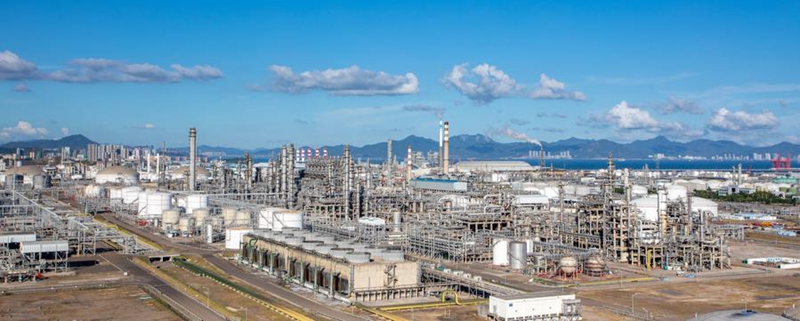 Picha hii ikionyesha Eneo Maalum la Viwanda vya Petroli na Kemikali la Ghuba ya Daya ya Huizhou ambako Miradi ya Ethylene wa Awamu ya Tatu na ule wa Polycarbonate inapatikana, mjini Huizhou, Mkoa wa Guangdong, kusini mwa China. (Xinhua)