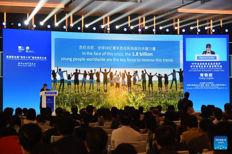 Chang Jingtian kutoka Taasisi ya Teknolojia ya Beijing akizungumza kwenye Mkutano wa Kwanza wa Kimataifa wa Miji ya Pwani wa Mpango wa Muongo wa Bahari mjini Qingdao, Mkoani Shandong, Mashariki mwa China, Februari 26, 2025. (Xinhua/Li Ziheng)
