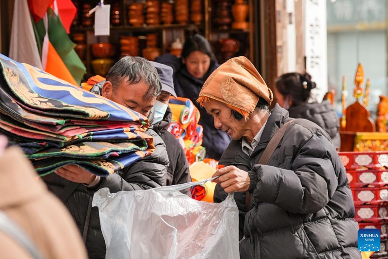 Watu mjini Lhasa, China wafanya maandalizi ya sikukuu ijayo ya Mwaka Mpya wa Watibet