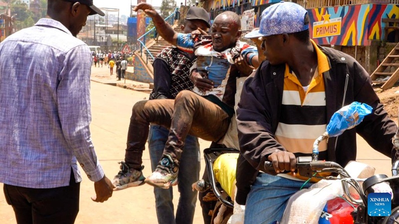 Picha ya skrini kutoka kwenye video ikionyesha watu wakihamisha mtu aliyejeruhiwa katika mlipuko mjini Bukavu, Jimbo la Kivu Kusini, Jamhuri ya Kidemokrasia ya Kongo (DRC), Februari 27, 2025. (Xinhua)