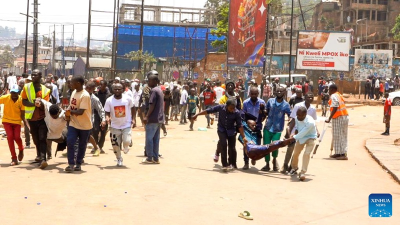 Picha ya skrini kutoka kwenye video ikionyesha watu wakihamisha mtu aliyejeruhiwa katika mlipuko mjini Bukavu, Jimbo la Kivu Kusini, Jamhuri ya Kidemokrasia ya Kongo (DRC), Februari 27, 2025. (Xinhua)