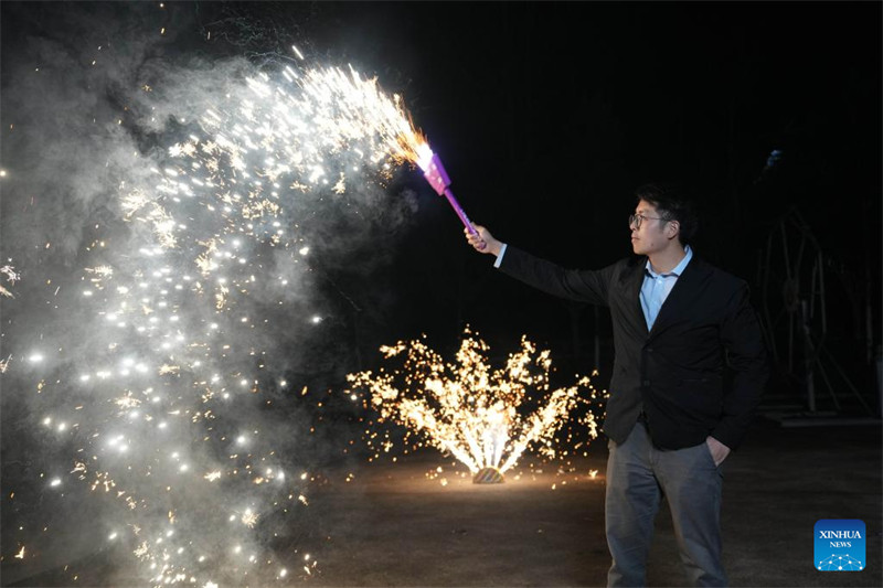 Li Shijie akikagua ubora wa bidhaa za fataki za fashifashi huko Liuyang, Mkoa wa Hunan, katikati mwa China, Februari 27, 2025. (Xinhua/Xue Yuge)