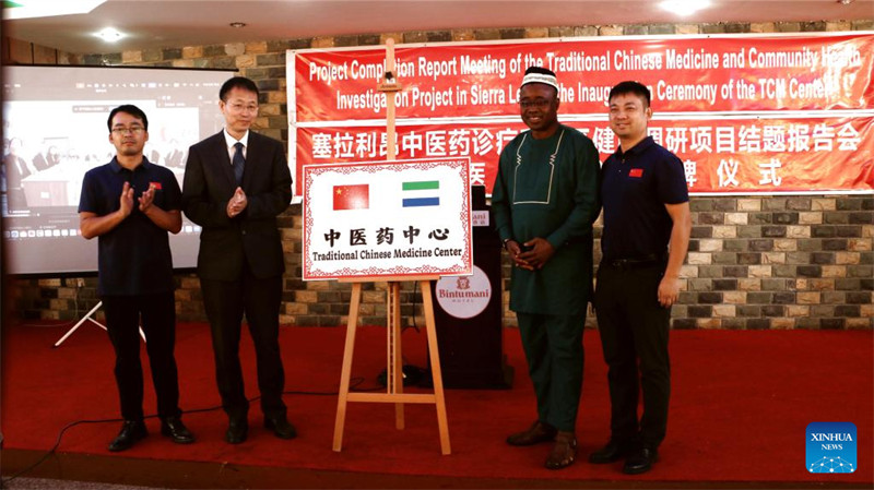 Wawakilishi wa China na Sierra Leone wakihudhuria hafla ya uzinduzi wa kituo cha kwanza cha dawa za jadi za Kichina (TCM) mjini Freetown, Sierra Leone, Februari 28, 2025. (Kundi la 25 la Timu ya Madaktari wa China nchini Sierra Leone/kupitia Xinhua)