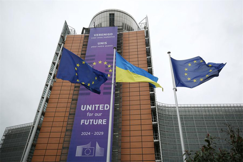 Bendera za Umoja wa Ulaya (EU) na Ukraine zikionekana kwenye makao makuu ya Umoja wa Ulaya mjini Brussels, Ubelgiji, Februari 24, 2025. (Xinhua/Zhao Dingzhe)