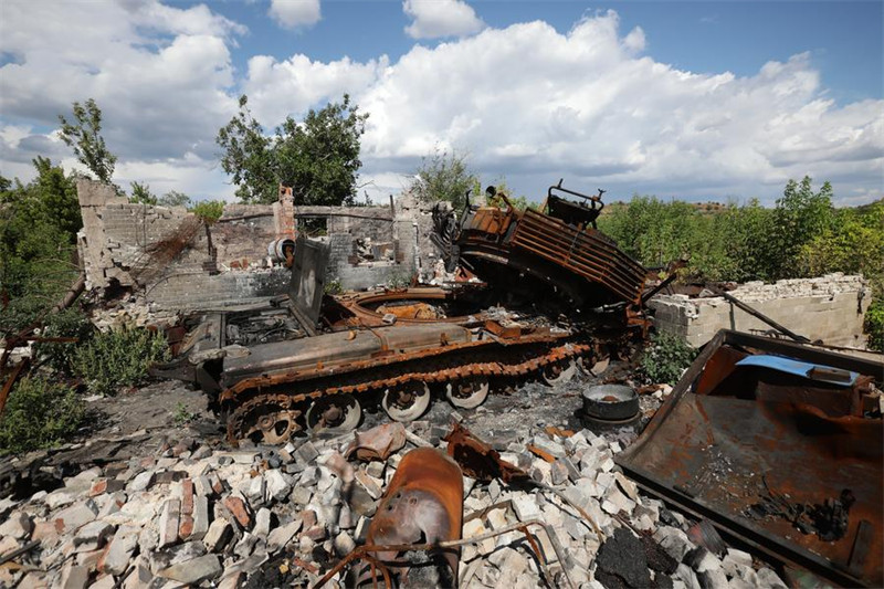 Picha hii iliyopigwa Agosti 15, 2024 ikionyesha kifaru cha kivita cha Ukraine kilichoharibiwa katika mashambulizi ya Russia mjini Toretsk. (Picha na Peter Druk/Xinhua)