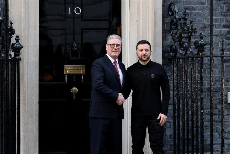 Waziri Mkuu wa Uingereza Keir Starmer (Kulia) akipeana mkono na Rais wa Ukraine Volodymyr Zelensky mbele ya Ofisi ya Waziri Mkuu wa Uingereza, Mtaa Na. 10 wa Downing jijini London, Uingereza, Machi 1, 2025.(Xinhua/Li Ying)