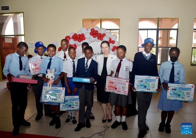 Konsuli wa Ubalozi wa China nchini Botswana Cui Yin (wa nne, kulia) akipiga picha na wanafunzi wenyeji wakati akihudhuria sherehe katika Shule ya Msingi Mmopane inayosaidiwa na China katika Wilaya ya Kweneng, Botswana, Februari 28, 2025. (Picha na Tshekiso Tebalo/Xinhua)