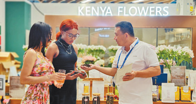 Wakala wa chai ya zambarau ya Kenya (wa kwanza kulia) akitambulisha chai hiyo kwa washiriki maonesho kwenye Maonesho ya tatu ya Uchumi na Biashara ya China na Afrika. (Yang Xun, Dong Yuanjun/People’s Daily)