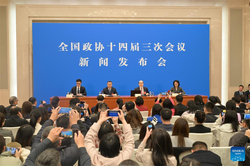 Liu Jieyi, msemaji wa Mkutano wa Tatu wa Kamati ya 14 ya Kitaifa ya Baraza la Mashauriano ya Kisiasa la China (CPPCC), akihudhuria mkutano na waandishi wa habari kwenye Jumba la Mikutano ya Umma  la Beijing,  Machi 3, 2025. (Xinhua/Li He)