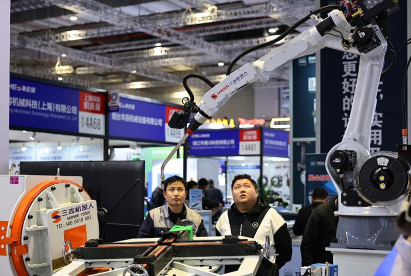Watembeleaji wakitazama onyesho la roboti kwenye Maonyesho ya Kimataifa ya Zana za Mashine ya Shanghai, Mashariki mwa China, Machi 3, 2025. (Xinhua/Fang Zhe)