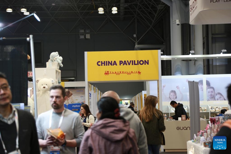 Watembeleaji wakitembelea Banda la China kwenye Maonyesho ya Kimataifa ya Midoli ya Amerika Kaskazini Mwaka 2025 mjini New York, Marekani, Machi 2, 2025. (Xinhua/Liu Yanan)