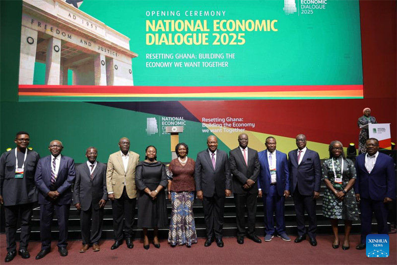 Rais wa Ghana John Dramani Mahama (wa sita, kulia) na washiriki wengine wa mazungumzo ya kitaifa ya kiuchumi wakiwa katika picha ya pamoja mjini Accra, Ghana, tarehe 3 Machi 2025. (Xinhua/Seth)
