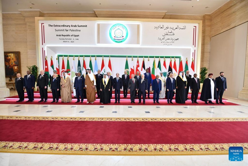 Washiriki wakiwa katika picha ya pamoja kabla ya kuhudhuria Mkutano Maalum wa Kilele wa Nchi za Kiarabu kwa ajili ya Palestina katika Mji Mkuu Mpya wa Utawala, Misri, Machi 4, 2025. (Ikulu ya Misri/ kupitia Xinhua)