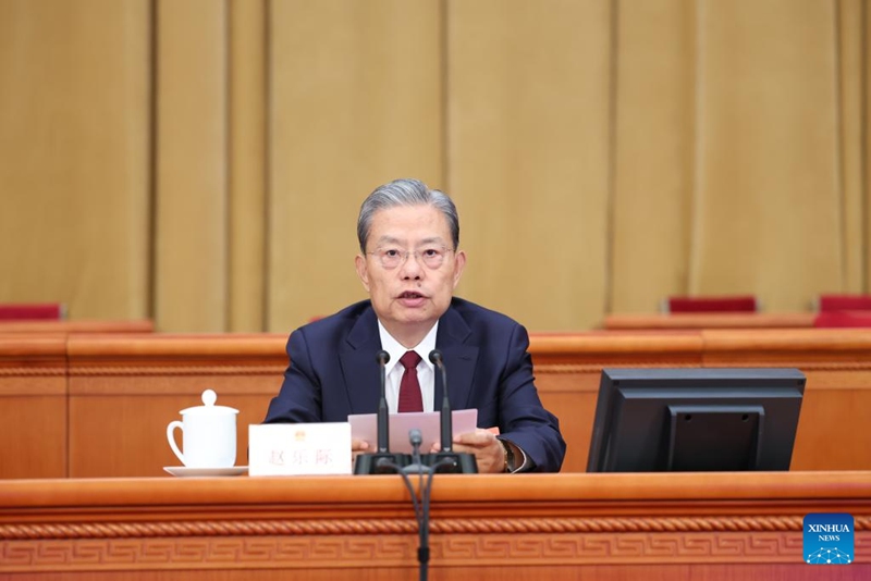 Zhao Leji, mwenyekiti wa Bunge la Umma la China, akiongoza kikao cha maandalizi ya mkutano wa tatu wa Bunge la 14 la Umma la China  Katika Jumba la Mikutano ya Umma la Beijing, Machi 4, 2025. (Xinhua/Huang Jingwen)